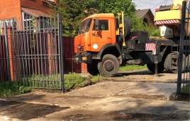 Укладка дорожных плит временной дороги для строительства коттеджа в Домодедово