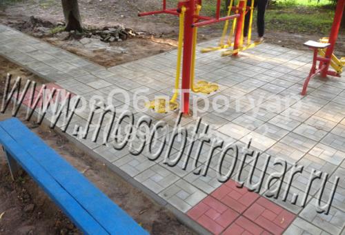 Укладка тротуарной плитки на детской площадке - слайд 3